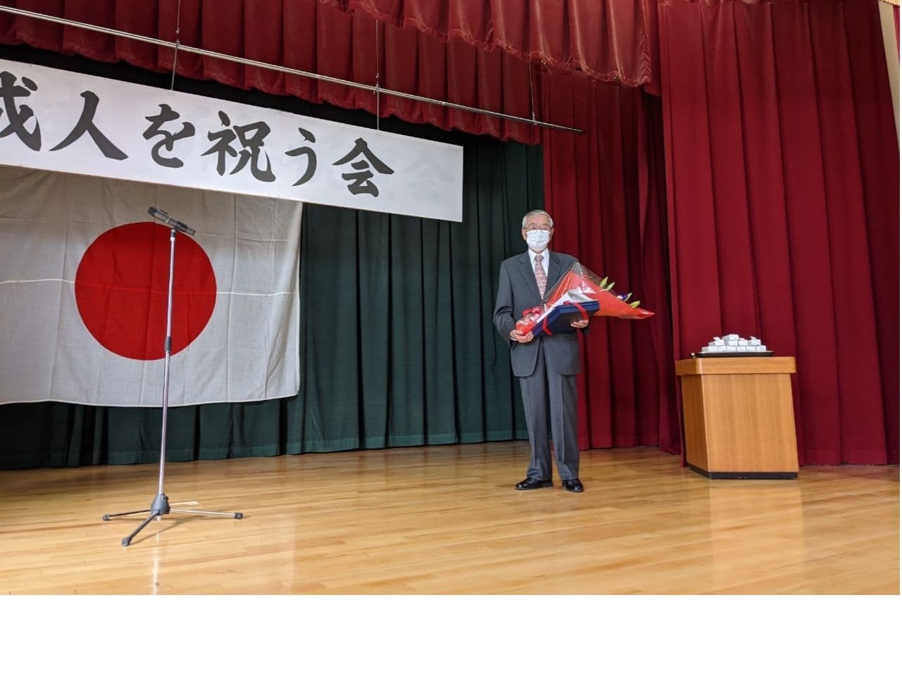 地域に貢献してくださった有木幹郎氏に感謝状と記念品を贈呈。